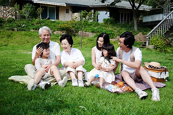포토 JPG 주간 전신 여자 할아버지 노년 남자 딸 아들 할머니 어린이 가족 엄마 대가족 주택 웃음 사람 앉기 동양인 소녀 소년 잔디 여러명 야외 소풍 야외활동 정원 화목 기쁨 아빠 즐거움 돗자리 국내포토 자연요소 식물 감정 다수 컨셉 관계 모션 표정 인종 성인 건물 파일형식