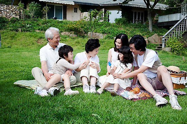 포토 JPG 주간 전신 여자 할아버지 노년 남자 딸 아들 할머니 어린이 가족 엄마 대가족 주택 웃음 사람 앉기 동양인 소녀 소년 잔디 여러명 야외 소풍 야외활동 정원 화목 기쁨 아빠 즐거움 돗자리 국내포토 자연요소 식물 감정 다수 컨셉 관계 모션 표정 인종 성인 건물 파일형식