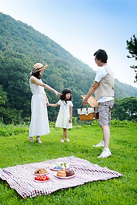 포토 JPG 주간 전신 여자 남자 딸 어린이 가족 엄마 서기 사람 동양인 소녀 잔디 성인 야외 세명 소풍 야외활동 화목 기쁨 아빠 즐거움 돗자리 국내포토 자연요소 식물 감정 컨셉 관계 모션 인종 파일형식