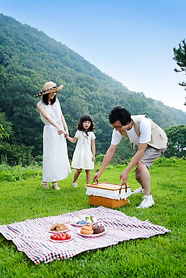 포토 JPG 주간 전신 여자 남자 딸 어린이 음식 가족 엄마 서기 웃음 사람 동양인 소녀 잔디 성인 야외 세명 소풍 야외활동 바구니 화목 기쁨 아빠 즐거움 돗자리 국내포토 자연요소 식물 감정 컨셉 관계 모션 표정 인종 파일형식
