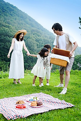 포토 JPG 주간 전신 여자 남자 딸 아들 어린이 가족 엄마 서기 웃음 사람 동양인 소녀 소년 잔디 여러명 성인 야외 소풍 야외활동 바구니 화목 기쁨 아빠 즐거움 돗자리 국내포토 자연요소 식물 감정 다수 컨셉 관계 모션 표정 인종 파일형식