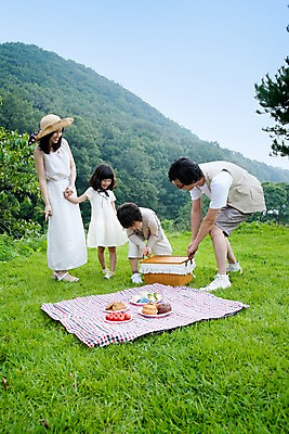 포토 JPG 주간 전신 여자 남자 딸 아들 어린이 가족 엄마 서기 사람 동양인 소녀 소년 잔디 여러명 성인 야외 소풍 야외활동 화목 기쁨 아빠 즐거움 돗자리 국내포토 자연요소 식물 감정 다수 컨셉 관계 모션 인종 파일형식