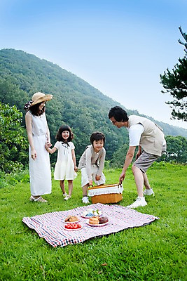 포토 JPG 주간 전신 여자 남자 딸 아들 어린이 가족 엄마 서기 웃음 사람 동양인 소녀 소년 잔디 여러명 성인 야외 소풍 야외활동 화목 기쁨 아빠 즐거움 돗자리 국내포토 자연요소 식물 감정 다수 컨셉 관계 모션 표정 인종 파일형식