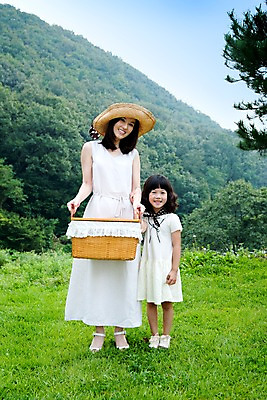 포토 JPG 주간 전신 여자 딸 어린이 가족 엄마 서기 웃음 사람 동양인 소녀 잔디 성인 야외 두명 앞모습 소풍 야외활동 바구니 화목 기쁨 즐거움 여자만 국내포토 자연요소 식물 감정 뷰포인트 컨셉 관계 모션 표정 인종 파일형식