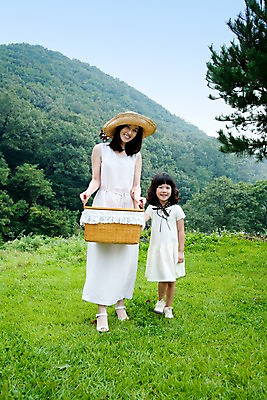 포토 JPG 주간 전신 여자 딸 어린이 가족 엄마 서기 웃음 사람 동양인 소녀 잔디 성인 야외 두명 앞모습 소풍 야외활동 바구니 화목 기쁨 즐거움 여자만 국내포토 자연요소 식물 감정 뷰포인트 컨셉 관계 모션 표정 인종 파일형식