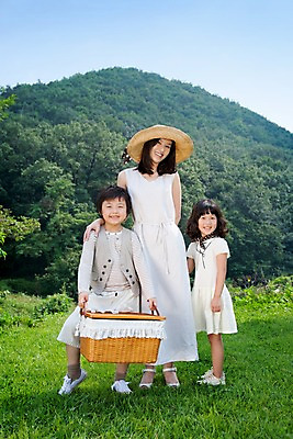 포토 JPG 주간 전신 여자 남자 딸 아들 어린이 가족 엄마 서기 웃음 사람 동양인 소녀 소년 잔디 성인 야외 앞모습 세명 소풍 야외활동 바구니 화목 기쁨 즐거움 국내포토 자연요소 식물 감정 뷰포인트 컨셉 관계 모션 표정 인종 파일형식