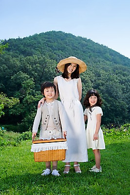 포토 JPG 주간 전신 여자 남자 딸 아들 어린이 가족 엄마 서기 웃음 사람 동양인 소녀 소년 잔디 성인 야외 앞모습 세명 소풍 야외활동 화목 기쁨 즐거움 국내포토 자연요소 식물 감정 뷰포인트 컨셉 관계 모션 표정 인종 파일형식