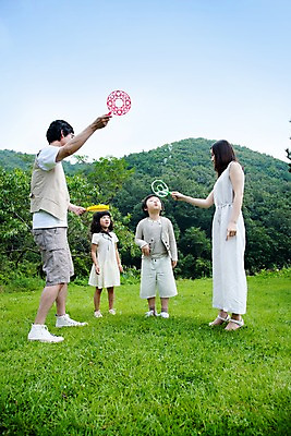 포토 JPG 주간 전신 여자 남자 딸 아들 어린이 가족 놀이 엄마 서기 사람 동양인 소녀 소년 잔디 여러명 성인 야외 소풍 야외활동 화목 기쁨 아빠 비눗방울 즐거움 국내포토 자연요소 식물 감정 다수 컨셉 관계 모션 인종 파일형식