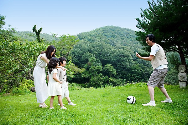 포토 JPG 주간 전신 여자 남자 딸 아들 어린이 가족 엄마 서기 사람 동양인 소녀 소년 잔디 여러명 성인 야외 소풍 야외활동 축구 화목 기쁨 아빠 즐거움 공놀이 국내포토 자연요소 식물 감정 다수 컨셉 공 관계 모션 놀이 인종 구기 파일형식