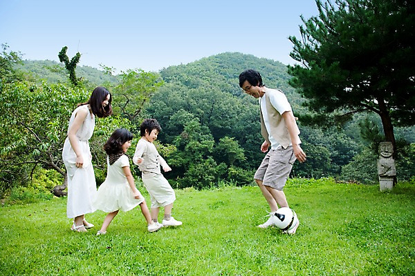 포토 JPG 주간 전신 여자 남자 딸 아들 어린이 가족 엄마 서기 사람 동양인 소녀 소년 잔디 여러명 성인 야외 소풍 야외활동 축구 화목 기쁨 아빠 즐거움 공놀이 국내포토 자연요소 식물 감정 다수 컨셉 공 관계 모션 놀이 인종 구기 파일형식