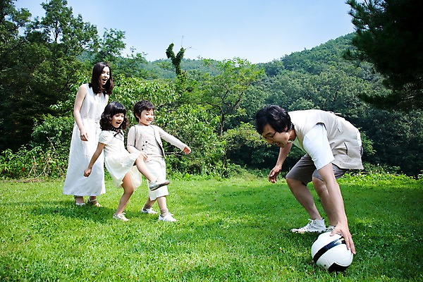 포토 JPG 주간 전신 여자 남자 딸 아들 어린이 가족 엄마 서기 사람 동양인 소녀 소년 잔디 여러명 성인 야외 소풍 야외활동 축구 화목 기쁨 아빠 즐거움 공놀이 국내포토 자연요소 식물 감정 다수 컨셉 공 관계 모션 놀이 인종 구기 파일형식