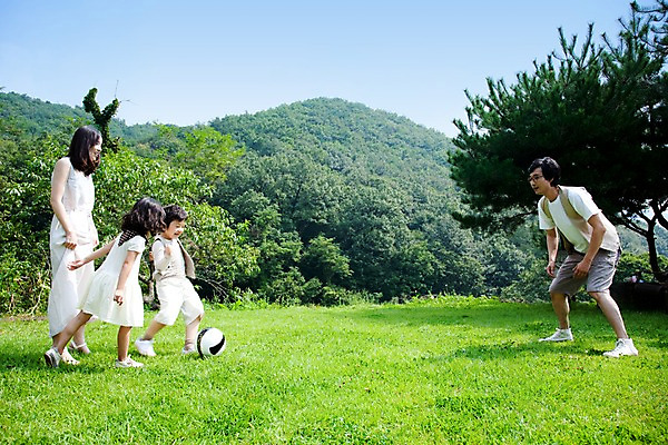 포토 JPG 주간 전신 여자 남자 딸 아들 어린이 가족 엄마 서기 사람 동양인 소녀 소년 잔디 여러명 성인 야외 소풍 야외활동 축구 화목 기쁨 아빠 즐거움 공놀이 국내포토 자연요소 식물 감정 다수 컨셉 공 관계 모션 놀이 인종 구기 파일형식