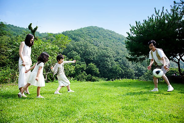 포토 JPG 주간 전신 여자 남자 딸 아들 어린이 가족 엄마 서기 사람 동양인 소녀 소년 잔디 여러명 성인 야외 소풍 야외활동 축구 화목 기쁨 아빠 즐거움 공놀이 국내포토 자연요소 식물 감정 다수 컨셉 공 관계 모션 놀이 인종 구기 파일형식