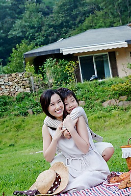 포토 JPG 주간 전신 여자 남자 아들 어린이 가족 엄마 웃음 사람 앉기 동양인 소년 잔디 성인 야외 두명 소풍 야외활동 화목 기쁨 즐거움 돗자리 국내포토 자연요소 식물 감정 컨셉 관계 모션 표정 인종 파일형식