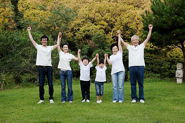 포토 JPG 주간 전신 여자 할아버지 노년 남자 딸 아들 할머니 어린이 가족 엄마 대가족 서기 웃음 사람 동양인 소녀 소년 잔디 여러명 성인 야외 앞모습 소풍 야외활동 손잡기 기쁨 아빠 즐거움 국내포토 자연요소 식물 감정 뷰포인트 다수 관계 모션 표정 인종 파일형식
