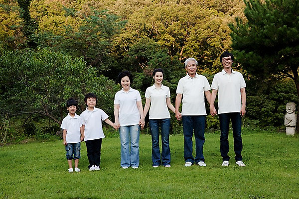 포토 JPG 주간 전신 여자 할아버지 노년 남자 딸 아들 할머니 어린이 가족 엄마 대가족 서기 웃음 사람 동양인 소녀 소년 잔디 여러명 성인 야외 앞모습 소풍 야외활동 손잡기 기쁨 아빠 즐거움 국내포토 자연요소 식물 감정 뷰포인트 다수 관계 모션 표정 인종 파일형식