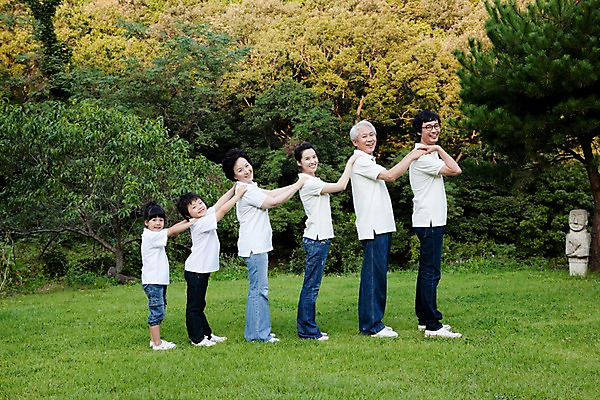 포토 JPG 주간 전신 여자 할아버지 노년 남자 딸 아들 할머니 어린이 가족 놀이 엄마 대가족 서기 웃음 사람 동양인 소녀 소년 잔디 여러명 성인 야외 옆모습 소풍 야외활동 기쁨 아빠 즐거움 어깨 국내포토 자연요소 식물 감정 뷰포인트 다수 관계 모션 표정 인종 신체부위 파일형식