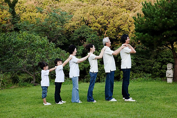 포토 JPG 주간 전신 여자 할아버지 노년 남자 딸 아들 할머니 어린이 가족 놀이 엄마 대가족 서기 사람 동양인 소녀 소년 잔디 여러명 성인 야외 옆모습 소풍 야외활동 기쁨 아빠 즐거움 어깨 국내포토 자연요소 식물 감정 뷰포인트 다수 관계 모션 인종 신체부위 파일형식