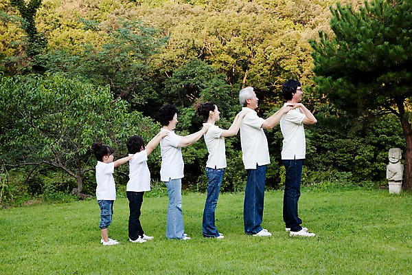 포토 JPG 주간 전신 여자 할아버지 노년 남자 딸 아들 할머니 어린이 가족 놀이 엄마 대가족 서기 사람 동양인 소녀 소년 잔디 여러명 성인 야외 옆모습 소풍 야외활동 기쁨 아빠 즐거움 어깨 국내포토 자연요소 식물 감정 뷰포인트 다수 관계 모션 인종 신체부위 파일형식