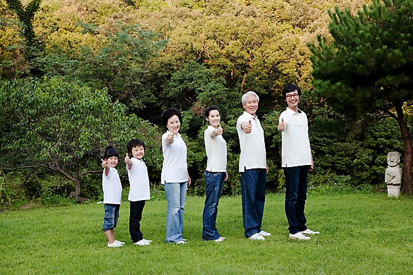 포토 JPG 주간 전신 여자 할아버지 노년 남자 딸 아들 할머니 어린이 가족 엄마 대가족 서기 웃음 사람 동양인 손짓 소녀 소년 잔디 여러명 성인 야외 옆모습 소풍 야외활동 기쁨 아빠 즐거움 국내포토 자연요소 식물 감정 뷰포인트 다수 관계 모션 표정 인종 파일형식