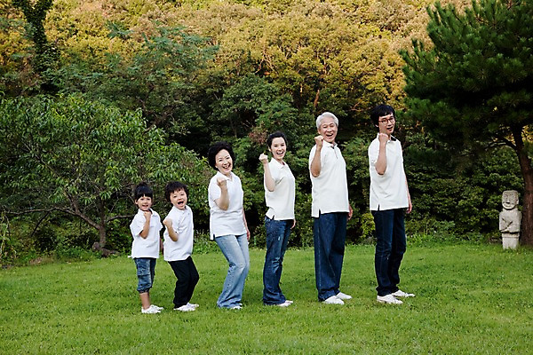 포토 JPG 주간 전신 여자 할아버지 노년 남자 딸 아들 할머니 어린이 가족 엄마 대가족 서기 웃음 사람 동양인 소녀 소년 잔디 여러명 성인 야외 옆모습 소풍 야외활동 파이팅 기쁨 아빠 즐거움 국내포토 자연요소 식물 감정 뷰포인트 다수 관계 모션 표정 인종 파일형식