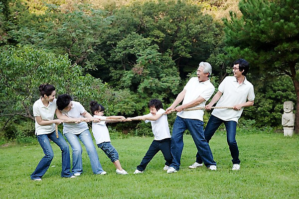 포토 JPG 주간 전신 여자 할아버지 노년 남자 딸 아들 할머니 어린이 가족 엄마 대가족 서기 웃음 사람 동양인 소녀 소년 잔디 여러명 성인 야외 앞모습 소풍 야외활동 기쁨 아빠 즐거움 줄다리기 국내포토 자연요소 식물 감정 뷰포인트 다수 관계 모션 놀이 표정 인종 파일형식