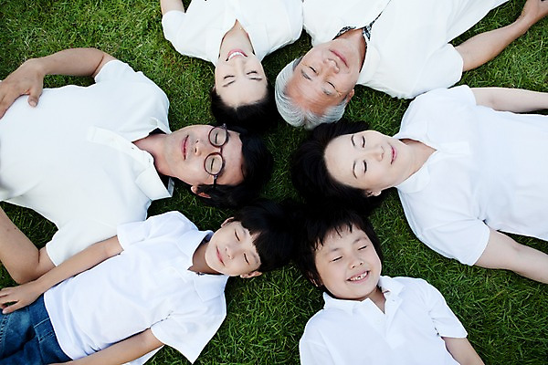 포토 JPG 주간 여자 할아버지 노년 남자 딸 아들 할머니 어린이 가족 엄마 대가족 미소 웃음 사람 동양인 소녀 소년 잔디 여러명 상반신 성인 야외 앞모습 눕기 소풍 야외활동 눈감음 기쁨 아빠 즐거움 국내포토 자연요소 식물 감정 뷰포인트 다수 관계 모션 표정 인종 파일형식