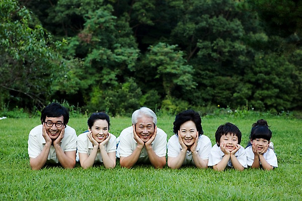 포토 JPG 주간 여자 할아버지 노년 남자 딸 아들 할머니 어린이 엎드리기 가족 엄마 대가족 웃음 사람 동양인 소녀 소년 잔디 여러명 상반신 성인 야외 앞모습 소풍 야외활동 턱괴기 기쁨 아빠 즐거움 국내포토 자연요소 식물 감정 뷰포인트 다수 관계 모션 표정 인종 파일형식