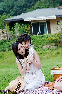 포토 JPG 주간 전신 여자 남자 아들 어린이 가족 엄마 주택 웃음 사람 앉기 동양인 소년 잔디 성인 야외 두명 앞모습 소풍 야외활동 화목 기쁨 즐거움 돗자리 국내포토 자연요소 식물 감정 뷰포인트 컨셉 관계 모션 표정 인종 건물 파일형식