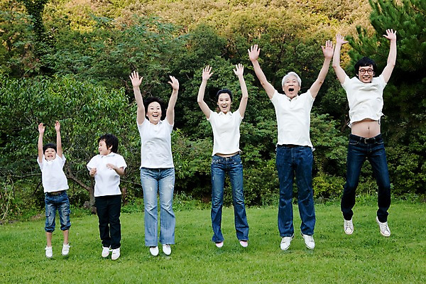 포토 JPG 주간 전신 여자 할아버지 노년 남자 딸 아들 할머니 어린이 가족 엄마 대가족 서기 웃음 사람 동양인 소녀 소년 여러명 야외 앞모습 소풍 야외활동 손들기 기쁨 청바지 아빠 즐거움 국내포토 자연요소 감정 뷰포인트 다수 바지 관계 모션 표정 인종 성인 파일형식