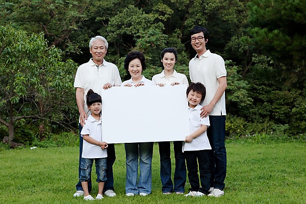 포토 JPG 주간 전신 나무 식물 라이프스타일 공원 여자 할아버지 남자 종이 할머니 초등학생 어린이 가족 엄마 대가족 안내 서기 미소 웃음 들기 사람 동양인 소녀 소년 잔디 초원 여러명 야외 앞모습 화목 기쁨 한국인 풀 아빠 알림 즐거움 국내포토 자연요소 학생 공공시설 노년 감정 뷰포인트 다수 컨셉 관계 모션 표정 인종 생활 파일형식