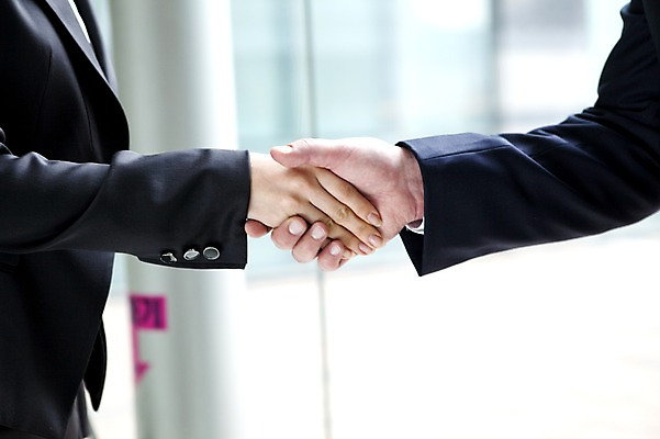 포토 JPG 주간 손 여자 남자 회사 비즈니스 악수 실내 서기 사람 정장 성인 두명 신체부위 비즈니스라이프 글로벌 글로벌비즈니스 깨끗함 직장인 비즈니스맨 비즈니스우먼 성인만 국내포토 자연요소 직업 라이프스타일 옷 컨셉 모션 손짓 내부 파일형식