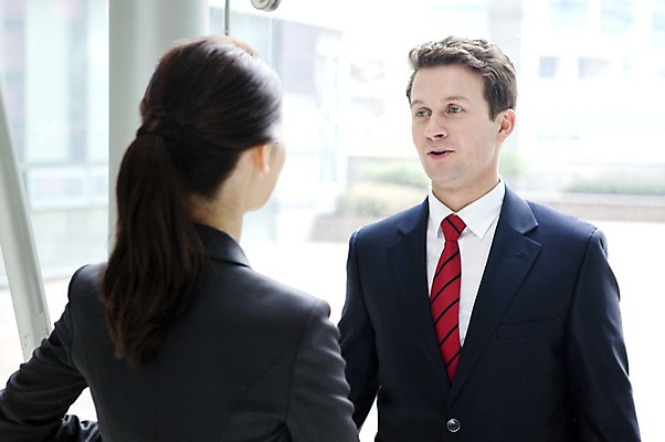 포토 JPG 주간 서양인 외국인 백인 여자 남자 회사 비즈니스 실내 대화 서기 사람 동양인 정장 상반신 성인 두명 비즈니스라이프 글로벌 글로벌비즈니스 깨끗함 직장인 비즈니스맨 비즈니스우먼 성인만 국내포토 자연요소 직업 라이프스타일 옷 컨셉 모션 말하기 인종 내부 파일형식