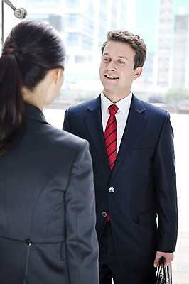 포토 JPG 주간 서양인 외국인 백인 여자 남자 서류가방 가방 회사 비즈니스 실내 대화 서기 웃음 사람 동양인 정장 상반신 성인 두명 비즈니스라이프 글로벌 글로벌비즈니스 깨끗함 직장인 비즈니스맨 비즈니스우먼 성인만 국내포토 자연요소 직업 라이프스타일 잡화 옷 컨셉 모션 표정 말하기 인종 내부 파일형식