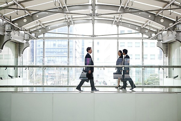 포토 JPG 주간 전신 서양인 외국인 백인 여자 남자 서류가방 가방 회사 비즈니스 넥타이 실내 서기 사람 동양인 정장 성인 세명 비즈니스라이프 글로벌 글로벌비즈니스 깨끗함 한국인 직장인 비즈니스맨 비즈니스우먼 동료 성인만 국내포토 자연요소 직업 라이프스타일 잡화 옷 컨셉 관계 모션 인종 내부 파일형식
