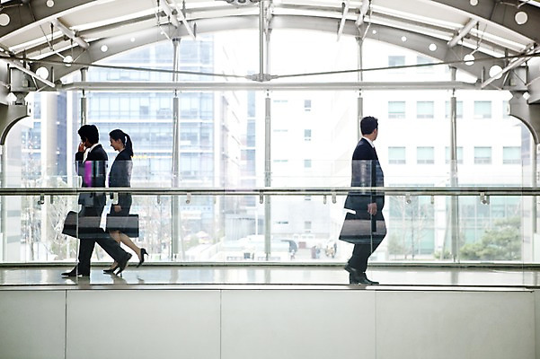 포토 JPG 주간 전신 서양인 외국인 백인 여자 남자 서류가방 가방 회사 비즈니스 넥타이 실내 서기 사람 동양인 정장 성인 세명 비즈니스라이프 글로벌 글로벌비즈니스 깨끗함 한국인 직장인 비즈니스맨 비즈니스우먼 동료 성인만 국내포토 자연요소 직업 라이프스타일 잡화 옷 컨셉 관계 모션 인종 내부 파일형식