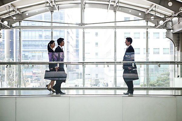포토 JPG 주간 전신 서양인 외국인 백인 여자 남자 서류가방 가방 회사 비즈니스 넥타이 실내 서기 사람 동양인 정장 성인 세명 비즈니스라이프 글로벌 글로벌비즈니스 깨끗함 한국인 직장인 비즈니스맨 비즈니스우먼 동료 성인만 국내포토 자연요소 직업 라이프스타일 잡화 옷 컨셉 관계 모션 인종 내부 파일형식