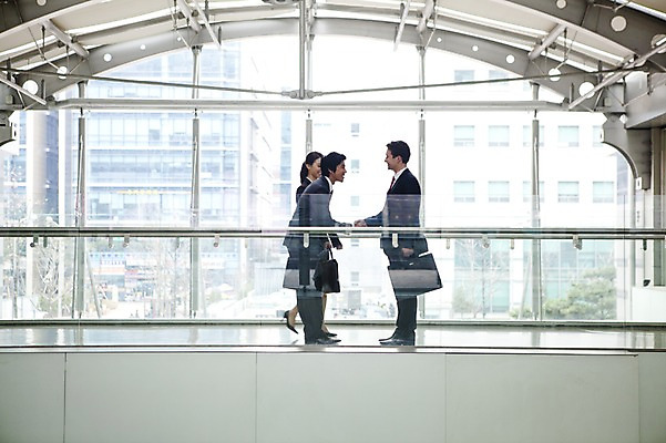 포토 JPG 주간 전신 서양인 외국인 백인 여자 남자 서류가방 가방 회사 비즈니스 넥타이 악수 실내 서기 웃음 사람 동양인 정장 성인 세명 비즈니스라이프 글로벌 글로벌비즈니스 깨끗함 한국인 인사 직장인 비즈니스맨 비즈니스우먼 동료 성인만 국내포토 자연요소 직업 라이프스타일 잡화 옷 컨셉 관계 모션 표정 인종 손짓 내부 예절 파일형식
