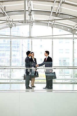 포토 JPG 주간 전신 서양인 외국인 백인 여자 남자 서류가방 가방 회사 비즈니스 넥타이 악수 실내 서기 웃음 사람 동양인 정장 성인 세명 비즈니스라이프 글로벌 글로벌비즈니스 깨끗함 한국인 인사 직장인 비즈니스맨 비즈니스우먼 동료 성인만 국내포토 자연요소 직업 라이프스타일 잡화 옷 컨셉 관계 모션 표정 인종 손짓 내부 예절 파일형식