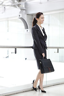 포토 JPG 주간 전신 여자 서류가방 가방 회사 비즈니스 실내 한명 서기 웃음 사람 동양인 정장 20대 성인 비즈니스라이프 글로벌 글로벌비즈니스 깨끗함 한국인 직장인 비즈니스우먼 여자만 여자한명만 성인여자만 청년만 청년여자만 성인한명만 청년여자한명만 성인여자한명만 성인만 국내포토 자연요소 직업 1 라이프스타일 잡화 옷 컨셉 모션 표정 인종 청년 내부 파일형식