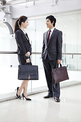 포토 JPG 주간 전신 여자 남자 서류가방 가방 회사 비즈니스 넥타이 실내 대화 서기 웃음 사람 동양인 정장 성인 두명 비즈니스라이프 글로벌 글로벌비즈니스 깨끗함 한국인 직장인 비즈니스맨 비즈니스우먼 동료 성인만 국내포토 자연요소 직업 라이프스타일 잡화 옷 컨셉 관계 모션 표정 말하기 인종 내부 파일형식