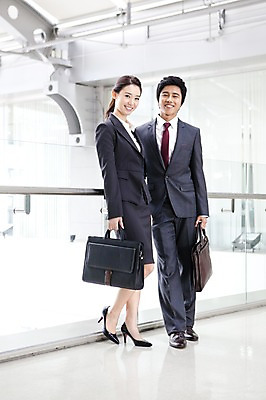 포토 JPG 주간 전신 여자 남자 서류가방 가방 회사 비즈니스 넥타이 실내 서기 웃음 사람 동양인 정장 성인 두명 비즈니스라이프 글로벌 글로벌비즈니스 깨끗함 한국인 직장인 비즈니스맨 비즈니스우먼 동료 성인만 국내포토 자연요소 직업 라이프스타일 잡화 옷 컨셉 관계 모션 표정 인종 내부 파일형식