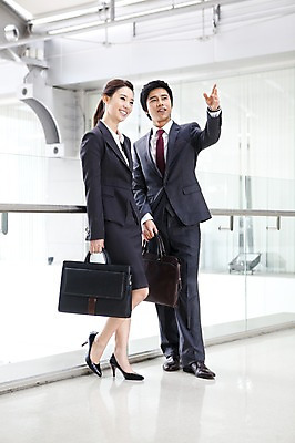 포토 JPG 주간 전신 여자 남자 서류가방 가방 회사 비즈니스 넥타이 실내 대화 설명 서기 웃음 사람 동양인 정장 손짓 성인 두명 비즈니스라이프 글로벌 글로벌비즈니스 깨끗함 한국인 직장인 비즈니스맨 비즈니스우먼 토론 동료 성인만 국내포토 자연요소 직업 라이프스타일 잡화 옷 컨셉 관계 모션 표정 말하기 인종 내부 파일형식