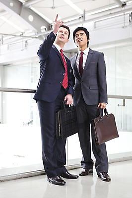 포토 JPG 주간 전신 서양인 외국인 백인 남자 서류가방 가방 회사 비즈니스 넥타이 악수 실내 설명 서기 웃음 사람 동양인 정장 손짓 성인 두명 비즈니스라이프 글로벌 글로벌비즈니스 깨끗함 한국인 가리킴 인사 직장인 비즈니스맨 남자만 성인남자만 성인만 국내포토 자연요소 직업 라이프스타일 잡화 옷 컨셉 모션 표정 인종 내부 예절 파일형식