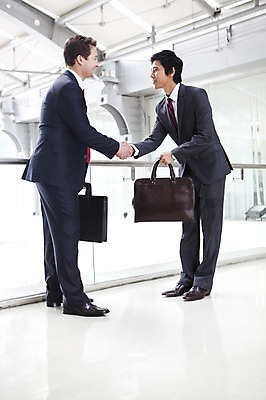 포토 JPG 주간 전신 서양인 외국인 백인 남자 서류가방 가방 회사 비즈니스 넥타이 악수 실내 서기 웃음 사람 동양인 정장 성인 두명 비즈니스라이프 글로벌 글로벌비즈니스 깨끗함 한국인 인사 직장인 비즈니스맨 남자만 성인남자만 성인만 국내포토 자연요소 직업 라이프스타일 잡화 옷 컨셉 모션 표정 인종 손짓 내부 예절 파일형식