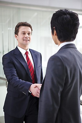 포토 JPG 주간 서양인 외국인 백인 남자 회사 비즈니스 넥타이 협력 악수 실내 협상 서기 웃음 사람 동양인 정장 상반신 성인 두명 비즈니스라이프 글로벌 글로벌비즈니스 깨끗함 직장인 비즈니스맨 남자만 성인남자만 성인만 국내포토 자연요소 직업 라이프스타일 잡화 옷 컨셉 모션 표정 인종 손짓 내부 파일형식