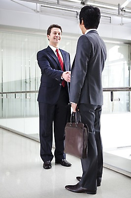 포토 JPG 주간 전신 서양인 외국인 백인 남자 서류가방 가방 회사 비즈니스 넥타이 협력 악수 실내 협상 서기 웃음 사람 동양인 정장 성인 두명 비즈니스라이프 글로벌 글로벌비즈니스 깨끗함 직장인 비즈니스맨 남자만 성인남자만 성인만 국내포토 자연요소 직업 라이프스타일 잡화 옷 컨셉 모션 표정 인종 손짓 내부 파일형식