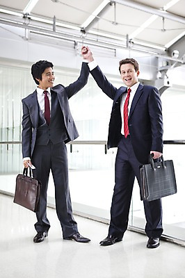 포토 JPG 주간 전신 서양인 외국인 백인 남자 서류가방 가방 회사 비즈니스 넥타이 협력 실내 협상 서기 웃음 사람 동양인 정장 성인 두명 비즈니스라이프 글로벌 글로벌비즈니스 깨끗함 한국인 직장인 비즈니스맨 하이파이브 남자만 성인남자만 성인만 국내포토 자연요소 직업 라이프스타일 잡화 옷 컨셉 모션 표정 인종 손짓 내부 파일형식