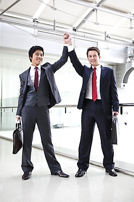 포토 JPG 주간 전신 서양인 외국인 백인 남자 서류가방 가방 회사 비즈니스 넥타이 협력 실내 협상 서기 웃음 사람 동양인 정장 성인 두명 비즈니스라이프 글로벌 글로벌비즈니스 깨끗함 한국인 직장인 비즈니스맨 하이파이브 남자만 성인남자만 성인만 국내포토 자연요소 직업 라이프스타일 잡화 옷 컨셉 모션 표정 인종 손짓 내부 파일형식