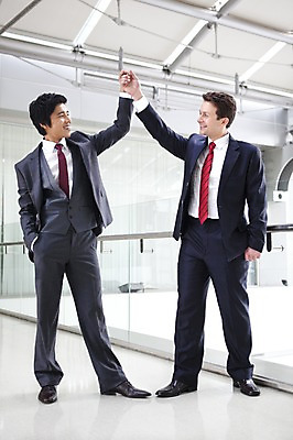 포토 JPG 주간 전신 서양인 외국인 백인 남자 회사 비즈니스 넥타이 협력 실내 협상 서기 웃음 사람 동양인 정장 성인 두명 비즈니스라이프 글로벌 글로벌비즈니스 깨끗함 한국인 직장인 비즈니스맨 하이파이브 남자만 성인남자만 성인만 국내포토 자연요소 직업 라이프스타일 잡화 옷 컨셉 모션 표정 인종 손짓 내부 파일형식